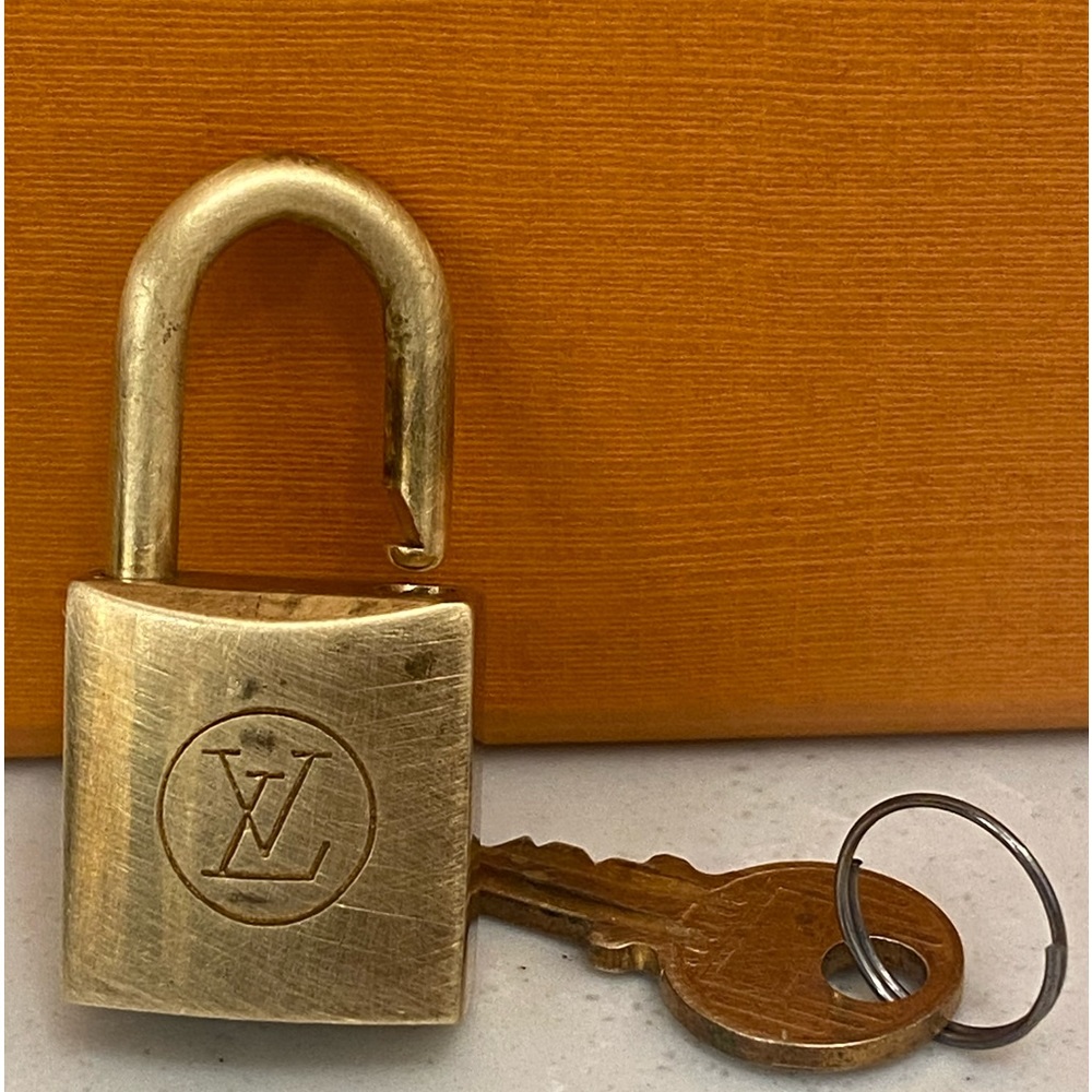 #2️⃣🅾️2️⃣ Louis Vuitton  🔐 Lock and Key